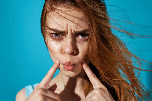 Mavi elbiseli güzel kadın. Mavi arka planda. Yaşam tarzı.