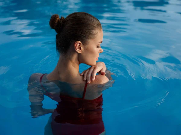 Bonita mujer en la piscina traje de baño rojo lujo vista trasera estilo de vida —  Fotos de Stock