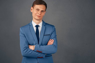 Takım elbiseli iş adamı kendine güvenen yönetici ofisi