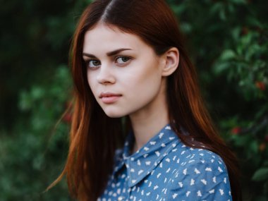 Kadın giyimi doğa temiz hava özgürlüğü pozu