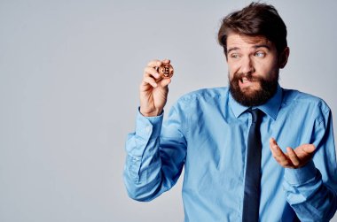 Kripto para birimi Bitcoin para ekonomisi yatırımı ile iş adamı