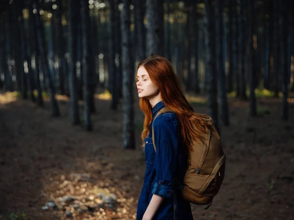 Mujer caminando en el bosque mochila viaje turismo aventura —  Fotos de Stock
