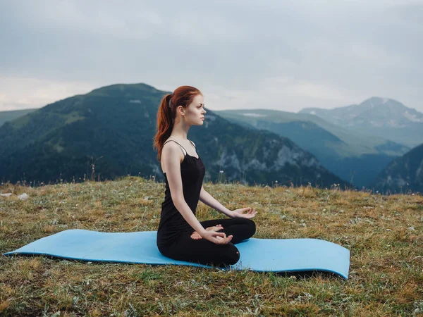 Sportif kadın yoga meditasyonu yapıyor dağlar, doğa temiz hava. — Stok fotoğraf