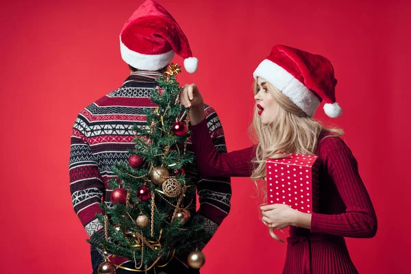 Evli çiftler Noel tatili yeni yıl hediyeleri dekorasyonu — Stok fotoğraf