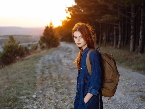 Mujer con mochila viajes montañas puesta del sol naturaleza estilo de vida —  Fotos de Stock
