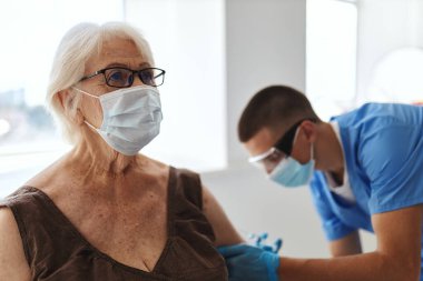Yaşlı kadın ve doktor hastane aşısı pasaport sağlıklı bağışıklık