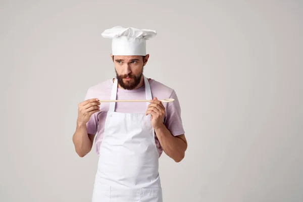 Homem em branco avental profissionais restaurante cozinha indústria — Fotografia de Stock