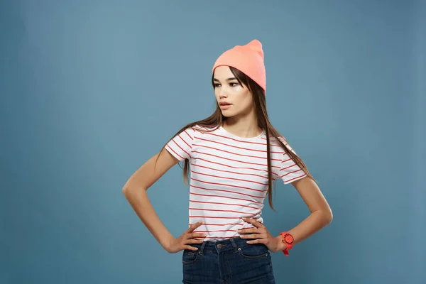 Γυναίκα σε ριγέ t-shirt φορώντας ροζ καπέλο μόδας ποζάρουν σε μοντέρνο στυλ — Φωτογραφία Αρχείου