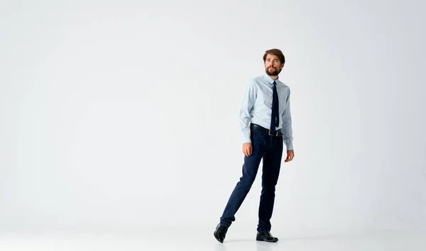 Homem de negócios na camisa com tie manager emoções posando fundo de luz — Fotografia de Stock