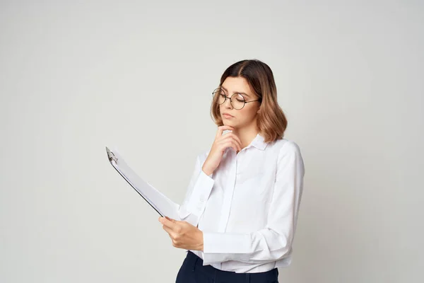 Femme en chemise blanche documents travail succès studio — Photo