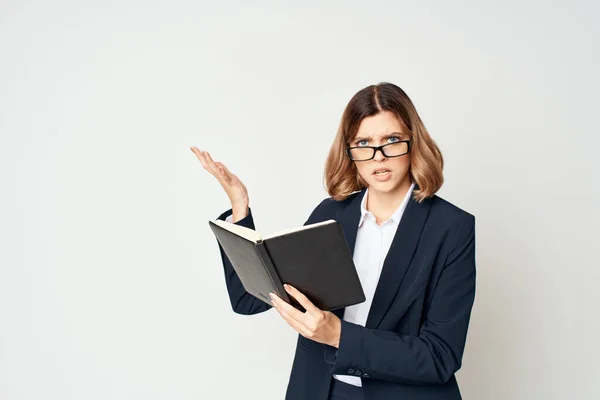 La donna d'affari con documenti in mani lavora l'autofiducia professionale — Foto Stock