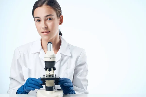 Laboratorio assistente donna ricerca scientifica microscopio biotecnologia — Foto Stock