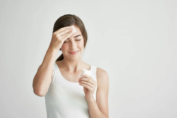 Γυναίκα με λευκό μπλουζάκι σκουπίζει το πρόσωπό της με μαντήλι πυρετό — Φωτογραφία Αρχείου