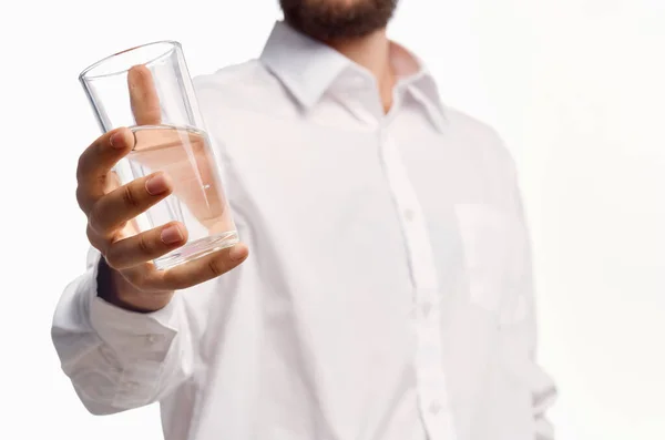 Hombre Camisa Blanca Bebiendo Agua Sobre Fondo Aislado Foto Alta — Foto de Stock