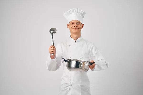 Uomo Uniforme Chef Con Una Padella Mano Che Cucina Cibo — Foto Stock