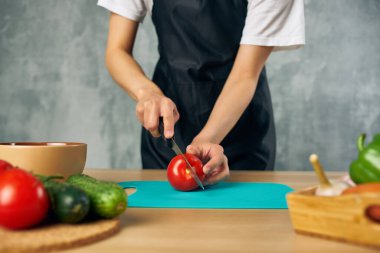 Ev hanımı sağlıklı salata diyeti yapıyor.