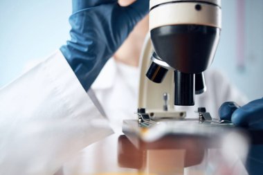 Laboratuvar kimyasal çözeltisi araştırması yapan bir kadın mikrobiyoloji uzmanı.