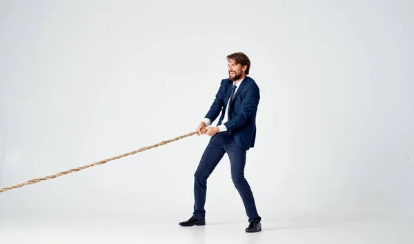 Hombre Con Traje Tira Cuerda Oficina Foto Alta Calidad — Foto de Stock