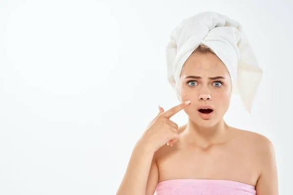 頭皮にタオルで顔を保持女性のきれいな皮膚科 — ストック写真
