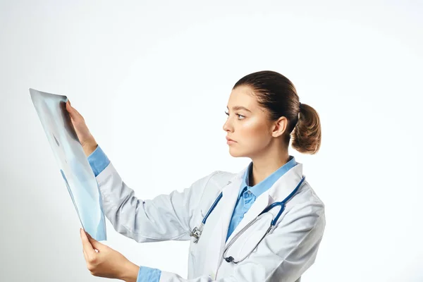 Infermiere cappotto bianco x-ray diagnostica ospedale luce sfondo — Foto Stock