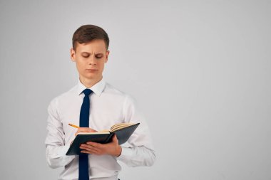 Not defterli neşeli iş adamı. 