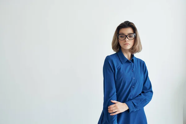 Mulher de negócios vestindo óculos azul camisa moda estilo elegante — Fotografia de Stock