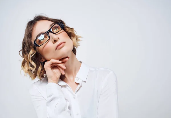 Ofiste Gözlüklü Bir Kadın Yüksek Kalite Fotoğraf — Stok fotoğraf