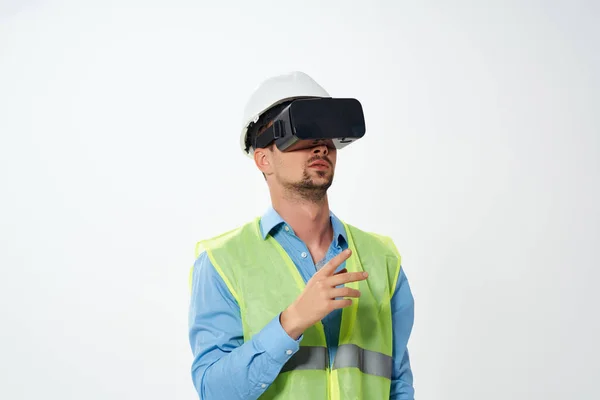 Férfi dolgozó egyenruha szakmai mérnök rajz virtuális valóság szemüveg — Stock Fotó
