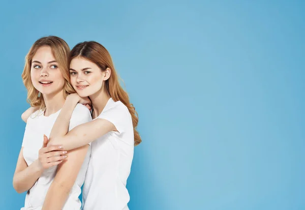 Beyaz tişörtlü iki kız arkadaş dostluk kucaklaşması moda eğlencesi — Stok fotoğraf