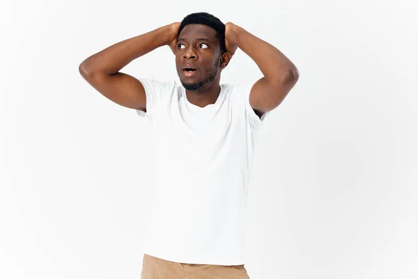 Uomo emotivo tenendo la testa emozione bianco t-shirt studio — Foto Stock