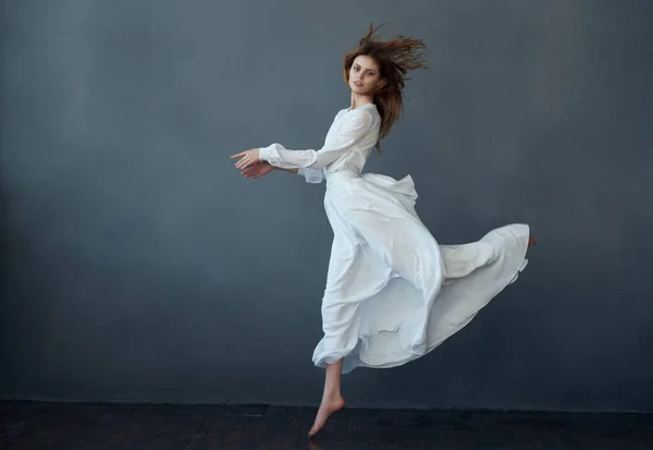 Mooie Vrouw Dansen Wit Jurk Studio Geïsoleerde Achtergrond — Stockfoto