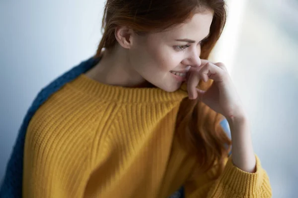 Mooie Vrouw Zittend Vensterbank — Stockfoto