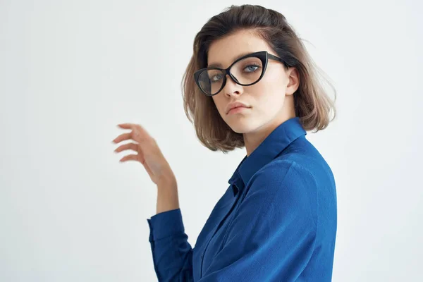 Kvinna Blå Skjorta Bär Glasögon Poserar — Stockfoto