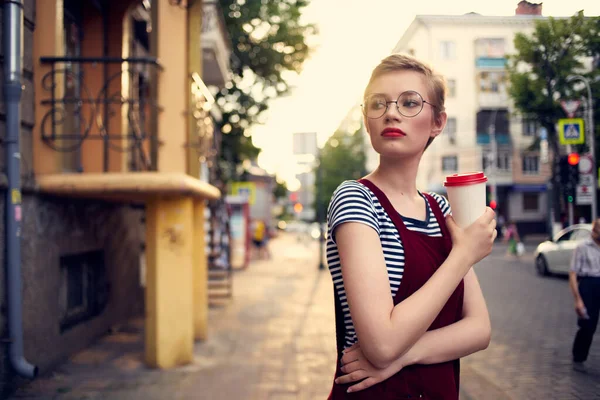 Mujer con pelo corto al aire libre taza de bebida estilo de vida — Foto de Stock