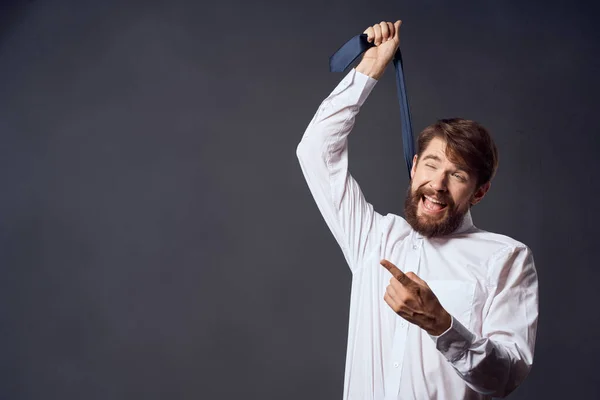 Hombre Que Tira Corbata Sobre Fondo Aislado Foto Alta Calidad — Foto de Stock