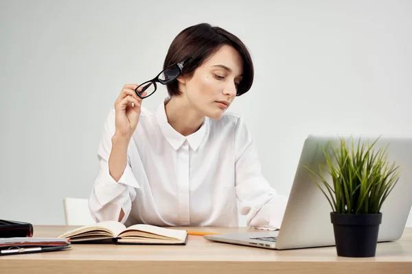 Manager féminin dans le bureau avec des lunettes fond de lumière confiance en soi — Photo