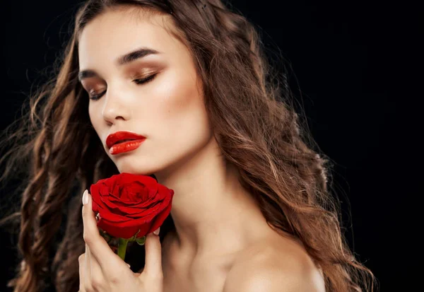 Atraktivní Žena Červenou Růží Tmavém Pozadí Kvalitní Fotografie — Stock fotografie
