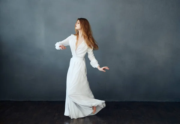 Mujer Descalza Vestido Blanco Bailando Sobre Fondo Aislado — Foto de Stock