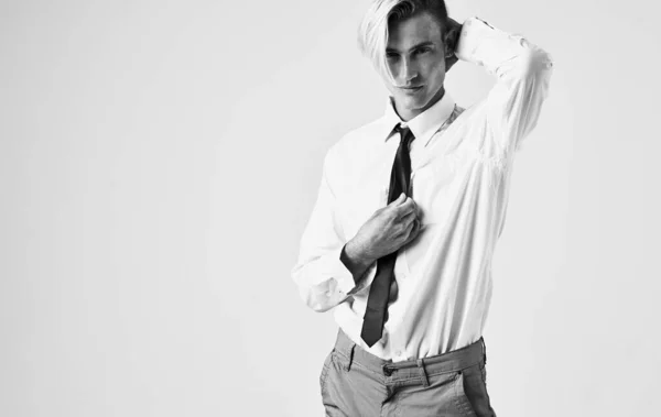 Uomo Camicia Bianca Con Cravatta Posa Sfondo Bianco Foto Alta — Foto Stock