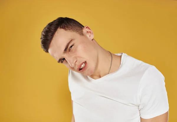 Genervter Mann im weißen T-Shirt Emotionen Unbehagen zugeschnittene Ansicht — Stockfoto