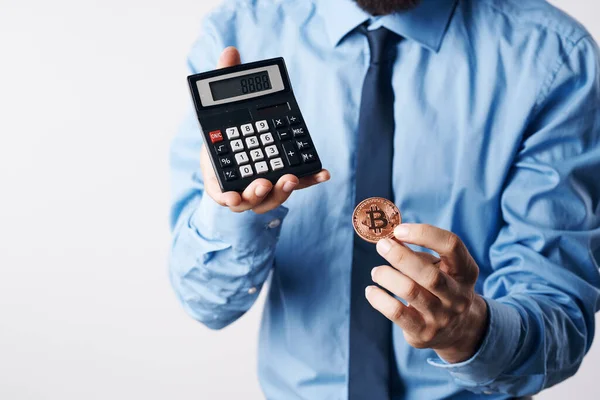 Homem Segurando Uma Calculadora Criptomoeda Bitcoin — Fotografia de Stock