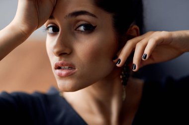 Siyah elbiseli güzel kadın poz veriyor. 