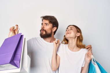 Paketleri olan erkek ve kadın eğlence amaçlı aşk hayatı alışverişi yapıyorlar.