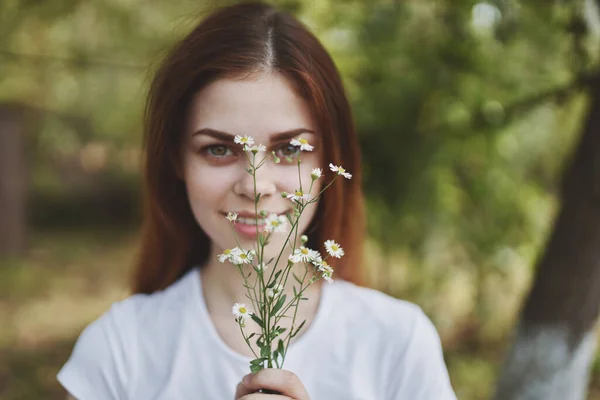 Donna Con Fiori Campo Posa Sulla Natura — Foto Stock