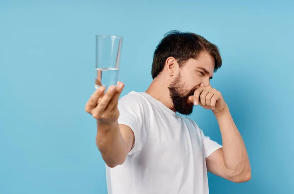 Bärtiger Mann Mit Einem Glas Wasser Auf Isoliertem Hintergrund Hochwertiges — Stockfoto