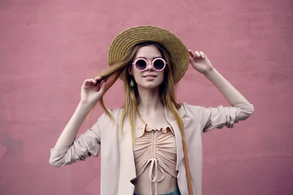 Bella Donna Posa Parete Rosa Stile Vita Foto Alta Qualità — Foto Stock