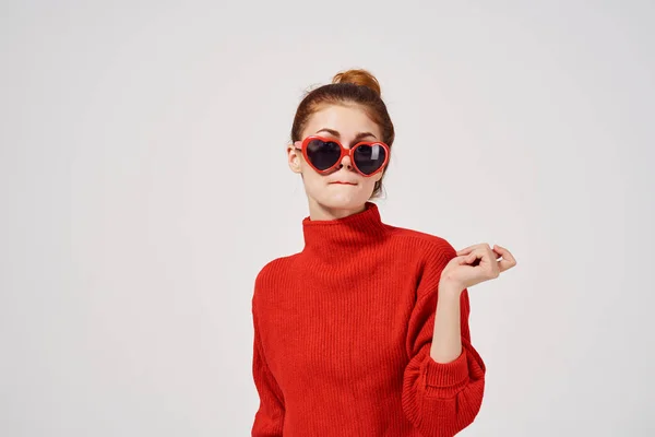 Belle Femme Dans Pull Rouge Dans Studio Photo Haute Qualité — Photo