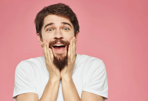 Homem Barbudo Com Uma Shirt Branca Posando Foto Alta Qualidade — Fotografia de Stock