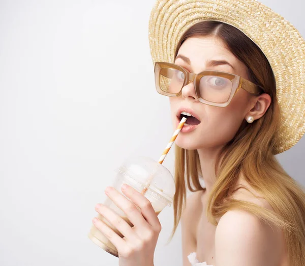 Jolie Femme Avec Chapeau Tenant Boisson — Photo