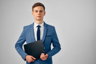 Elinde belgeler olan bir adam. Yüksek kalite fotoğraf